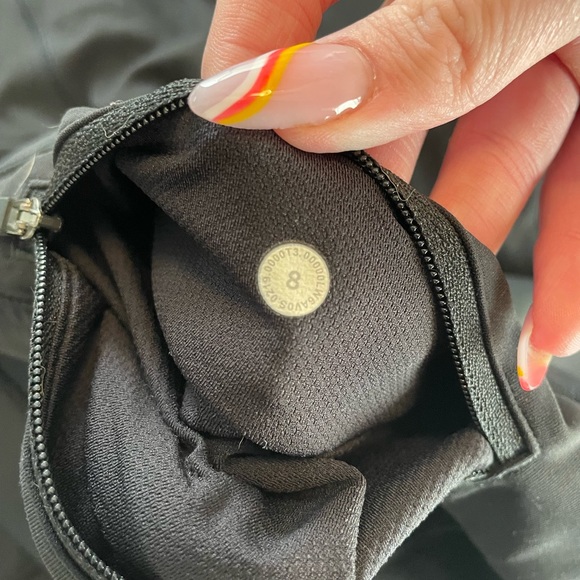 lululemon size 8 cropped black leggings with pockets - Picture 4 of 4